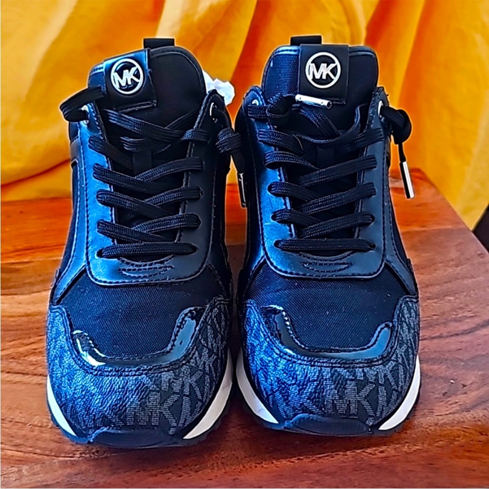 EUC MichaelKors size 9.5